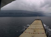 Cuaca Ekstrem, Kapal Feri ke Batam-Karimun Cari Jurus Selamat