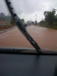 [Jurnalisme Warga] Hujan 2 Jam Jalan Nongsa-Bandara Mirip Sungai