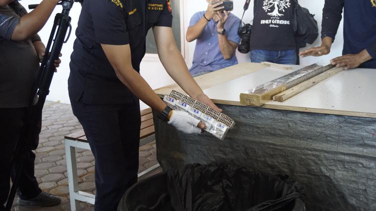 Penemuan Rokok Ilegal Tanpa Cukai di Pelabuhan Roro Tanjung Uban, 4 Koper Tanpa Pemilik?