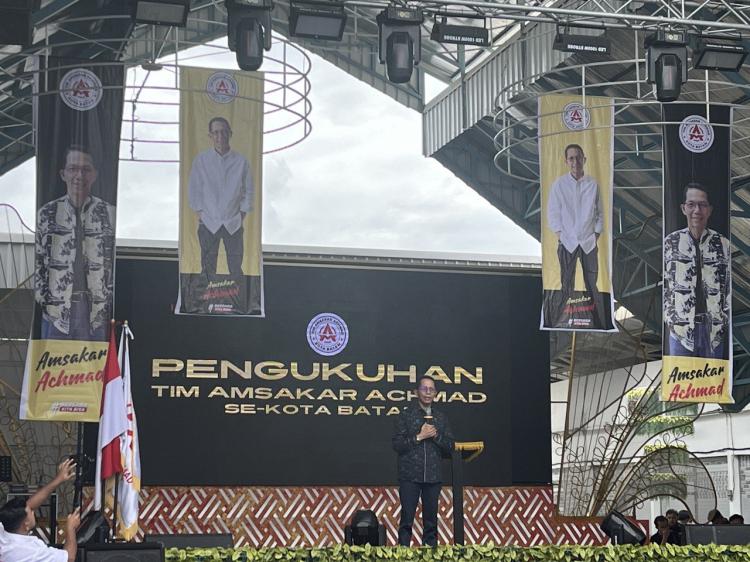 Pengukuhan Tim Pemenangan Amsakar Achmad Dipadati Ribuan Pendukung