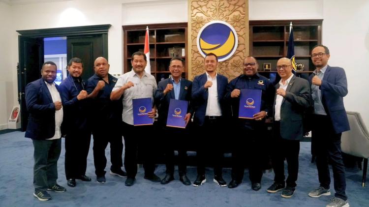 NasDem Serahkan SK Dukungan Khazalik dan Deby Maryanti di Pilkada Bintan 2024, Masih Butuh Koalisi untuk Ajukan Calon