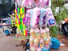 Jualan Mainan dan Gula Kapal Milik Pak Rahman Sukses Tarik Pelanggan Anak-anak di Pasar Kaget Batam