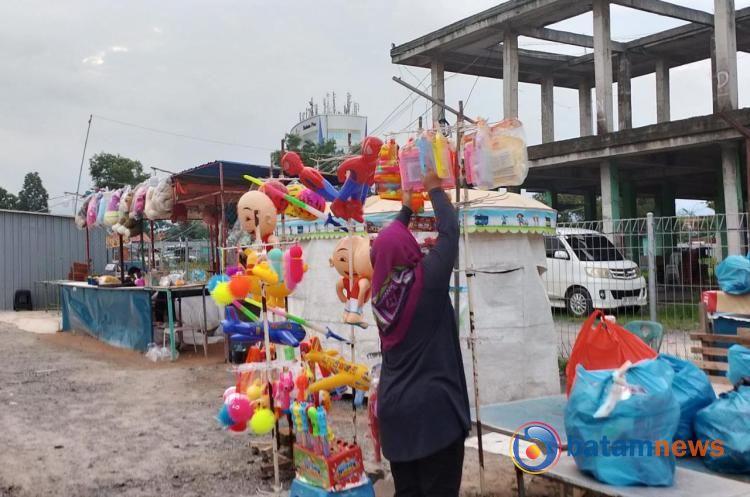 Meski Cuan Kecil, Lasmi Tetap Berjuang Menjual Mainan di Batam Demi Keluarga