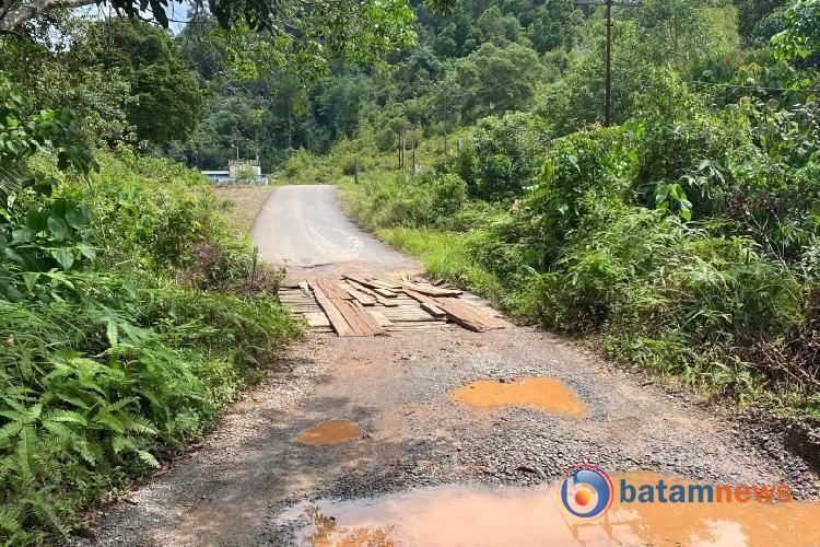 Masuk Ruas Jalan Provinsi, Dinas PU Lingga Segera Perbaiki Jembatan Kayu Rusak di Desa Musai