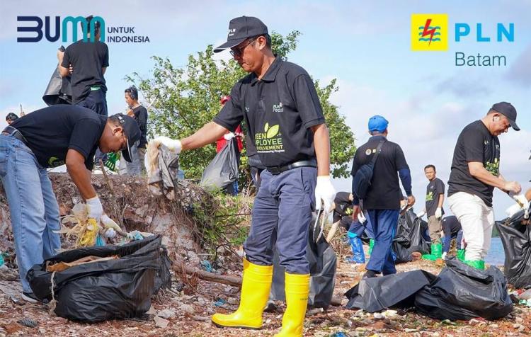 Hari Lingkungan Hidup Sedunia, PT PLN Batam Gelar Aksi Bersih Pantai Tanjung Uma