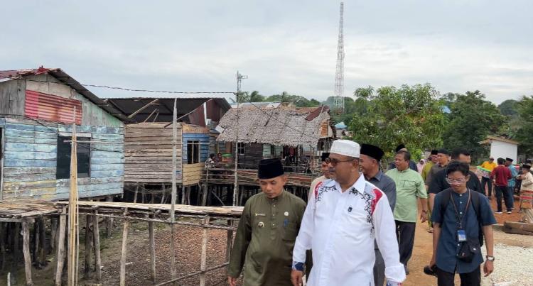 Bupati Karimun Aunur Rafiq Tinjau dan Beri Bantuan Korban Angin Puting Beliung di Desa Lebuh