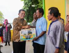 Silaturahmi dengan Masyarakat Pulau Buluh, Gubernur Ansar Serahkan Berbagai Bantuan