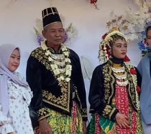 Viral Pernikahan Pria dan Wanita Beda Usia 60 Tahun di Pulau Sambu Inhil, Bukti Cinta Tak Pandang Umur