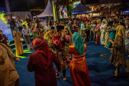 Tarian melayu persembahan menyambut tamu yang datang (indonesia.travel)